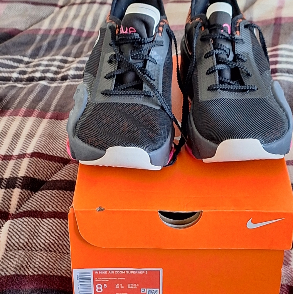 WOMEN'S NIKES SIZE 8.5